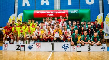 podium I miejsce AMP w futsalu