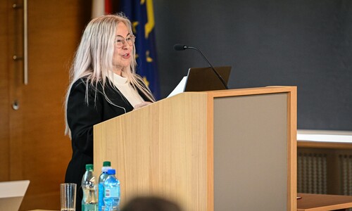 prof. dr hab. Jadwiga Stawnicka podczas powitania uczetników