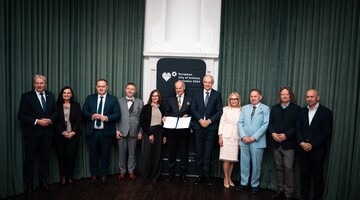 Forum przyszłości Miasta Nauki 2025 - zdjęcie Rektorów Uczelnii. Rektor AWF prof. dr hab. n.med. Andrzej Małecki trzymający podpisany list intencyjny