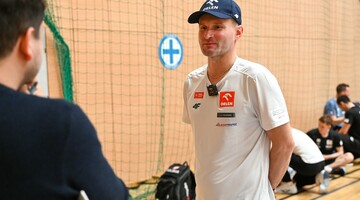 Zdjęcie zawodników przygotowujących się do badań 