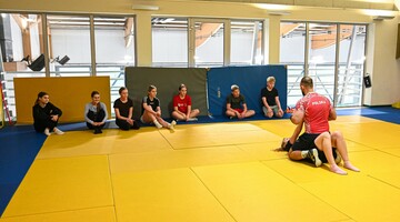 Uczetsnicy OPEN DAY POKOCHAJ AWF podczas zajęć ze sztuk walki