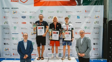 Zawodnicy na podium z nagrodami za AMP w pływaniu