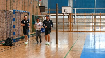 Zdjęcie zawodników przygotowujących się do badań 