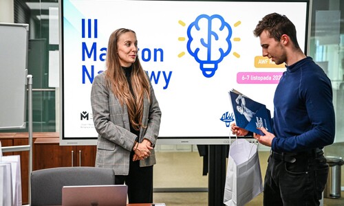 mgr Magdalena Kaszuba wręcza nagrodę laureatowi konkursu