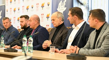 Uczestnicy spotkanie podczas podpisania umowy pomiędzy AWF a PZN