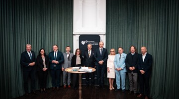 Forum przyszłości Miasta Nauki 2025 - zdjęcie Rektorów Uczelnii. Rektor AWF prof. dr hab. n.med. Andrzej Małecki trzymający podpisany list intencyjny