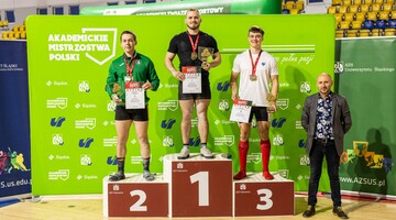Podium z zawodnikami na AMP w trójboju siłowym