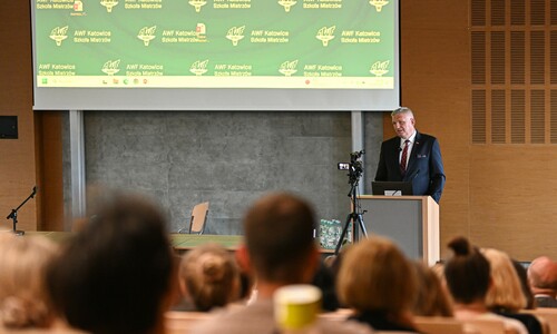 Wiceminister Zdrowia Wojciech Konieczny stoi przy mównicy, wygłaszając przemówienie przed zgromadzonymi gośćmi