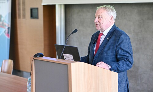 Dyrektor Szpitala w Rybniku  stoi przy mównicy, wygłaszając przemówienie.