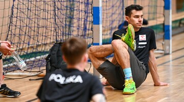Zdjęcie zawodników przygotowujących się do badań 