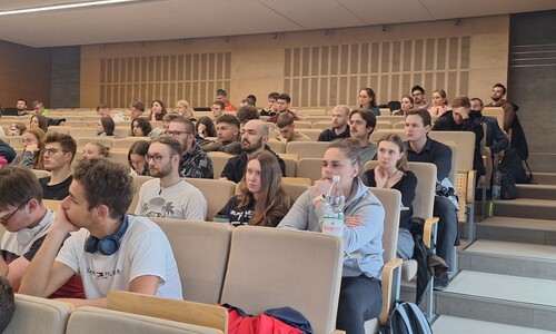 Zdjęcie studentów i uczniów podczas wykładu