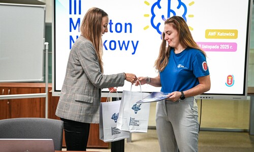 mgr Magdalena Kaszuba wręcza nagrodę laureatce konkursu