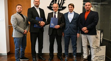 uczestnicy spotkania: prof. dr hab. n. med. Andrzej Małecki, Rektor AWF Katowice oraz doc., PhDr. Miroslav Petr, Ph.D., Dziekan Wydziału Wychowania Fizycznego i Sportu Uniwersytetu Karola w Pradze, doc. PhDr. Petr Šťastný, Ph.D., prof. dr hab. Adam Zając, Prorektor ds. sportu AWF Katowice, mgr Piotr Rodak, Kanclerz AWF Katowice.