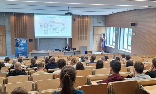 Zdjęcie studentów i uczniów podczas wykładu